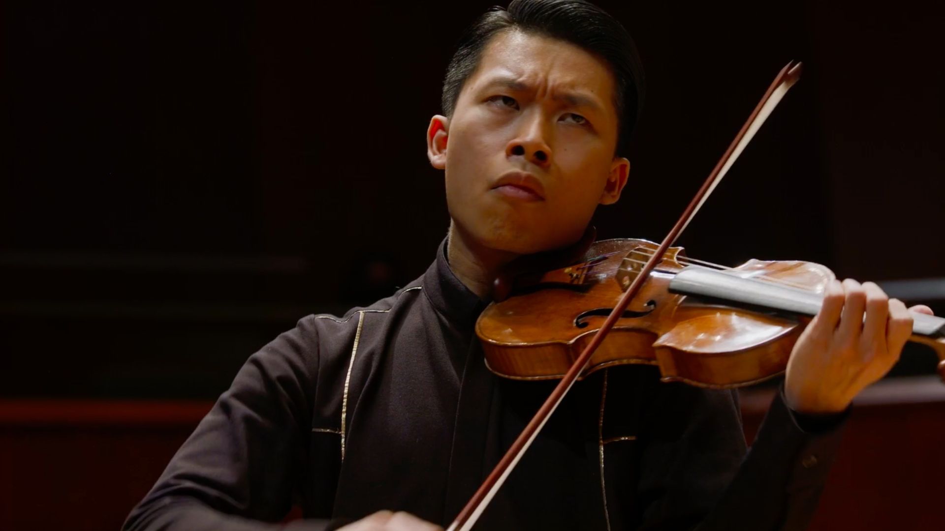 Nicolas Ellis dirige Philip Glass y Astor Piazzolla