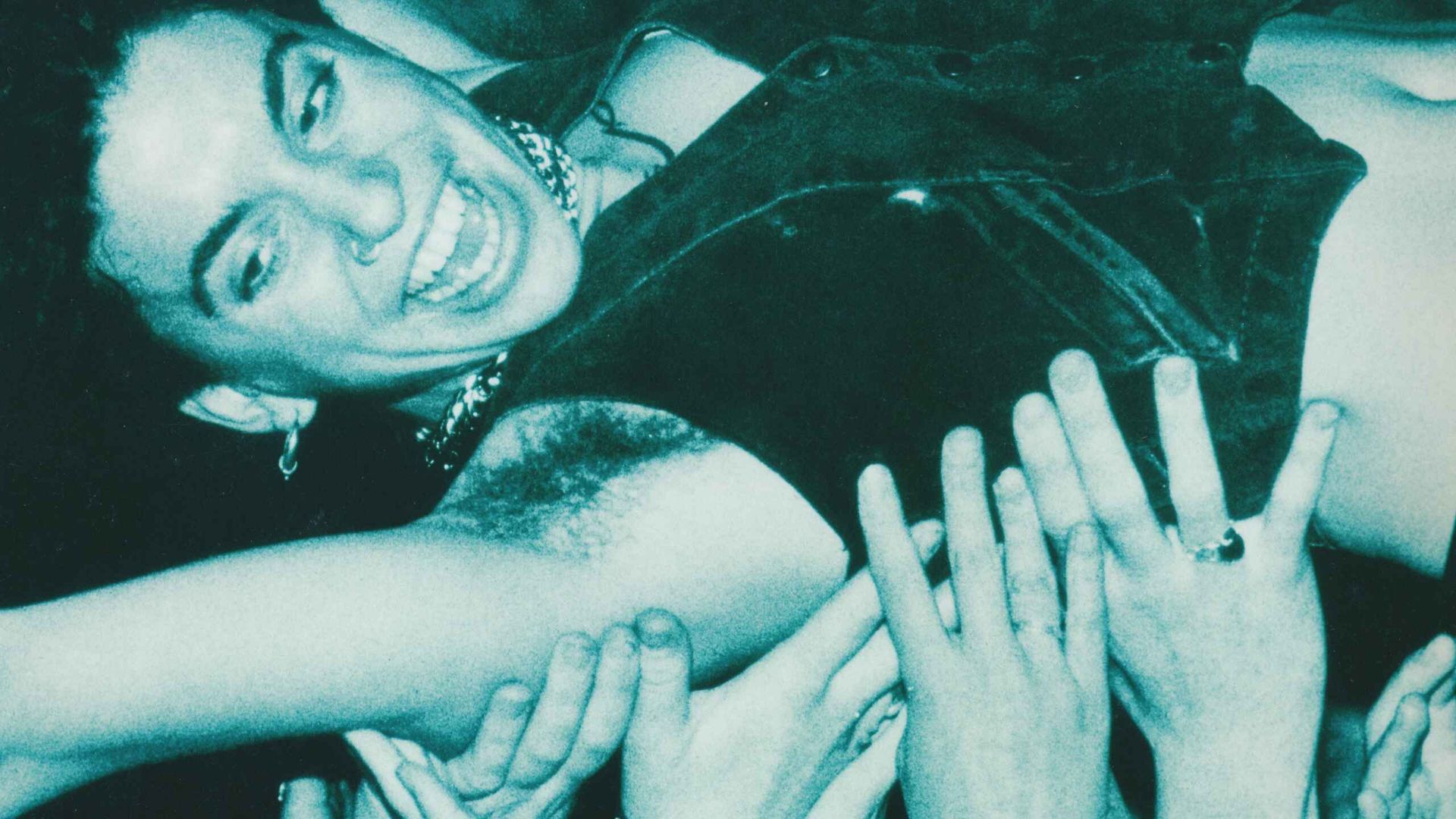 1-800-on-Her-Own. Ani DiFranco se abre en canal