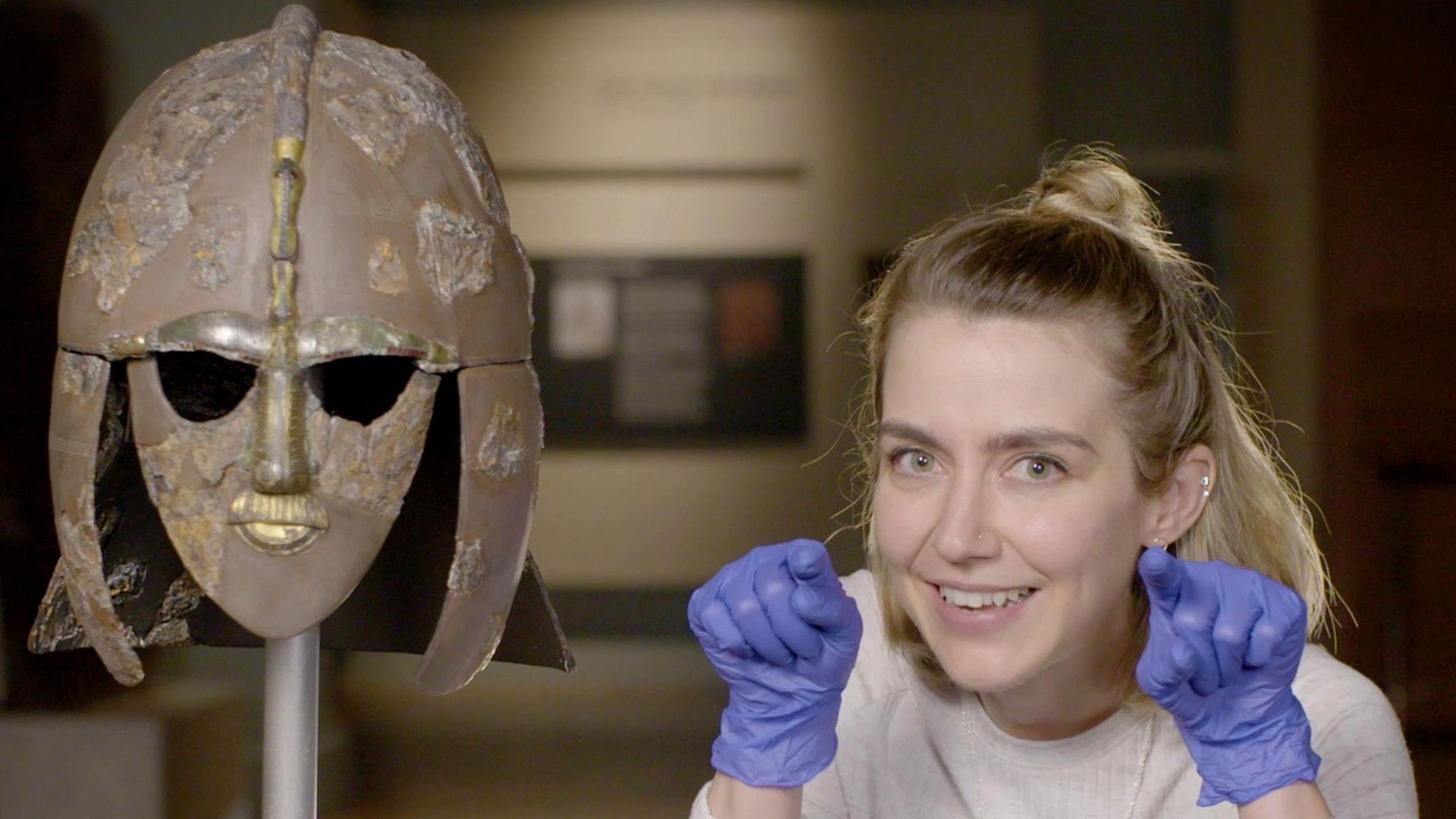 Sue se enfrenta al casco de Sutton Hoo