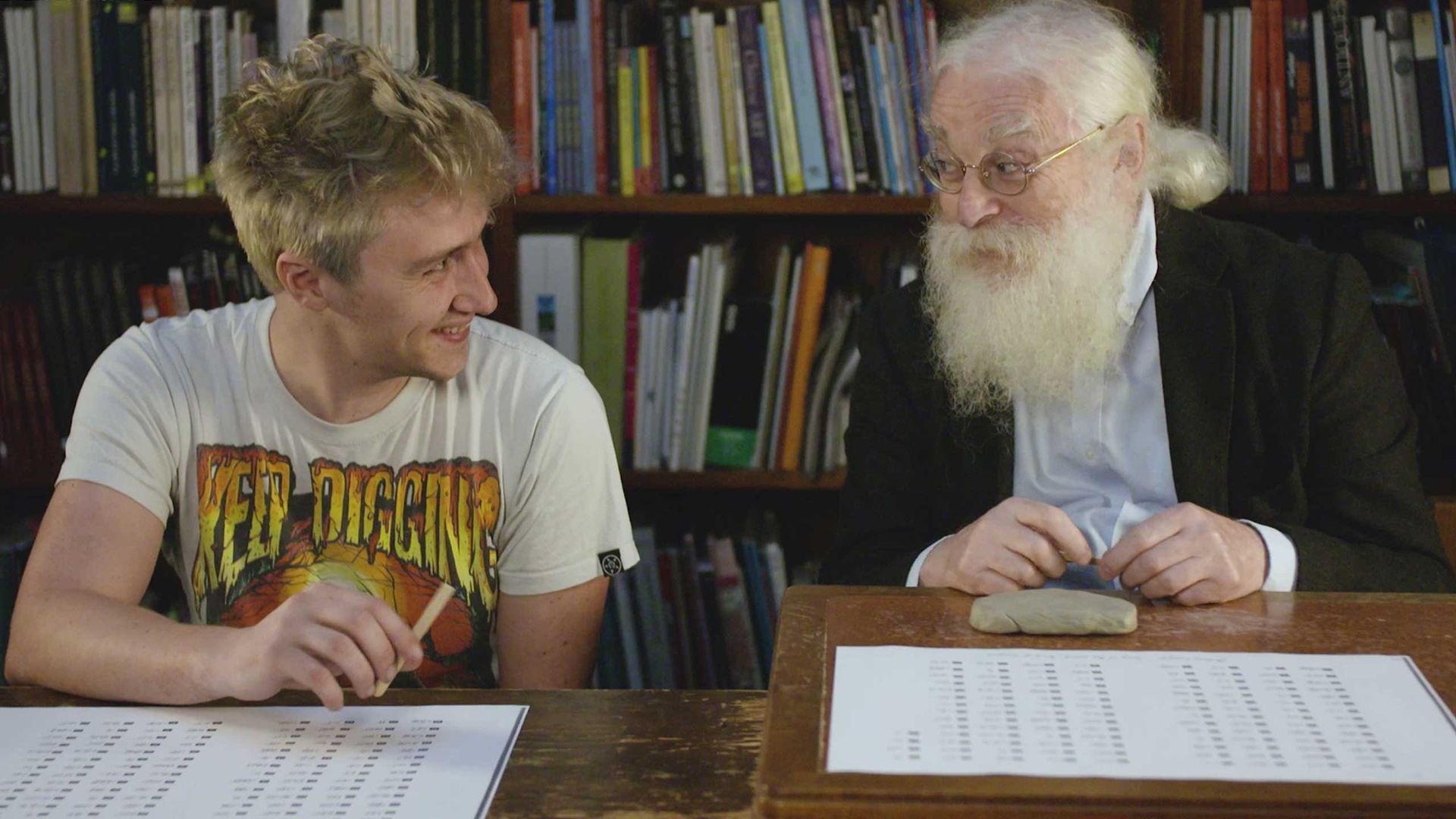 Irving Finkel enseña a escribir cuneiforme